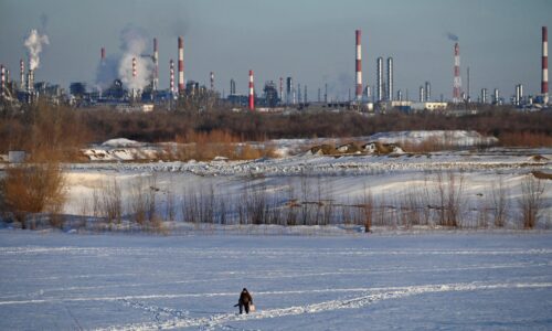 Rusko zvažuje, že zruší zákaz exportu benzínu, uvádzajú vládni činitelia. Rafinérie sa vracajú do prevádzky