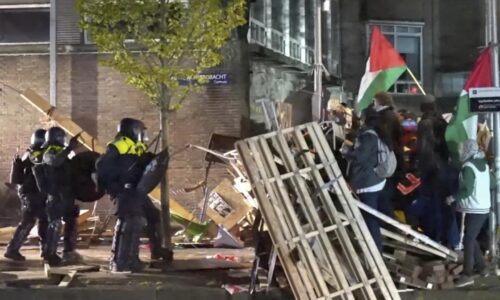 Holandská polícia ukončila propalestínsky protest na Amsterdamskej univerzite, zadržala vyše sto ľudí