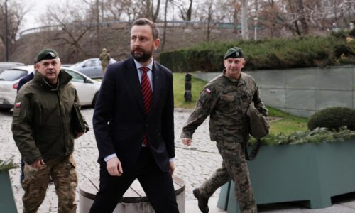 Poľský minister obrany čelí kritike za výroky o balíčku pre prípad núdze. Vyvolal vlnu kritiky