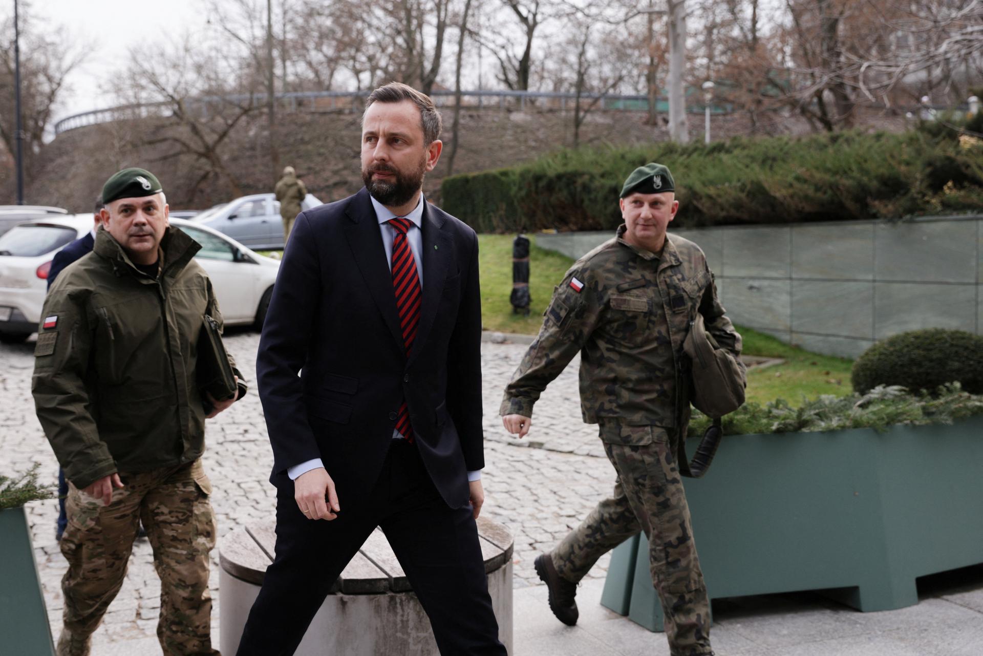 Poľský minister obrany čelí kritike za výroky o balíčku pre prípad núdze. Vyvolal vlnu kritiky