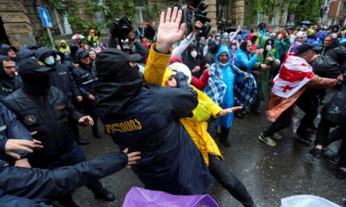 V Gruzínsku pri protestoch zadržali najmenej 20 ľudí, medzi nimi sú aj Američania a Rus