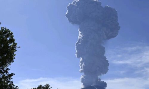 Indonézska sopka Ibu pri erupcii vyvrhla k oblohe hustý popol a sopečné mraky