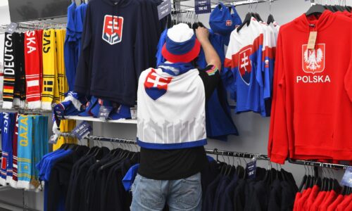 Fanshop v Ostrave čelil nájazdu Slovákov, ich dresy už nie sú