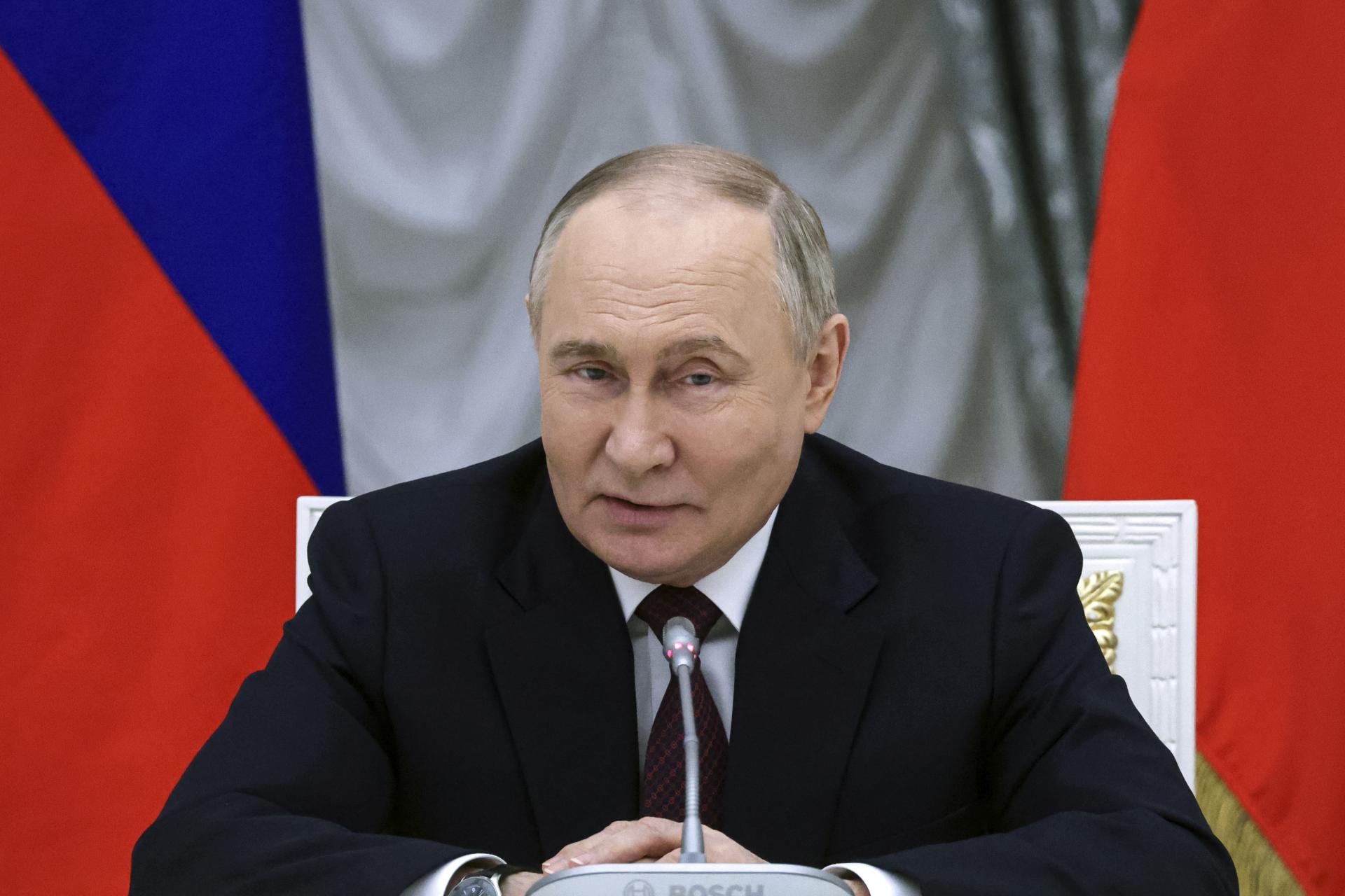Putin pochválil ruských vojakov za postup “na všetkých frontoch” na Ukrajine