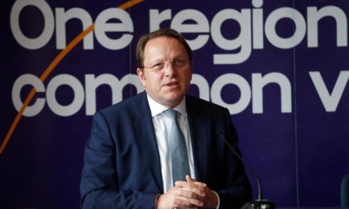 “Moje slová vytrhli z kontextu.” Eurokomisár Várhelyi poprel tvrdenia o vyhrážaní sa gruzínskemu premiérovi