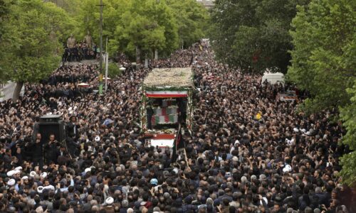 So zosnulým prezidentom Raísím sa v centre Teheránu lúčia desaťtisíce ľudí