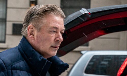 Sudkyňa odmietla stiahnuť obvinenie herca Baldwina z neúmyselného zabitia
