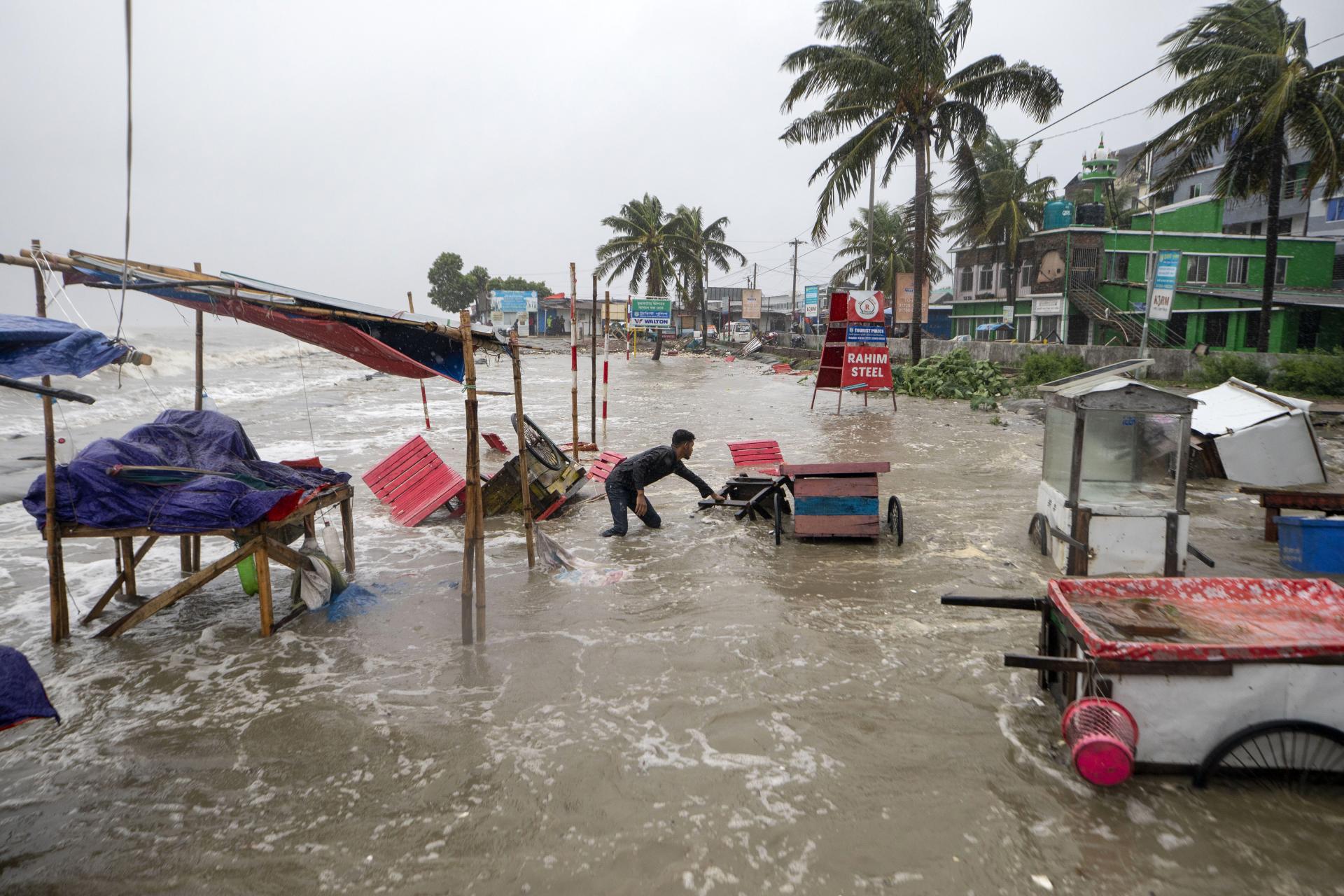 V Bangladéži vyčíňal ničový cyklón. Vyžiadal si aspoň desať obetí a zničil približne 30-tisíc domov