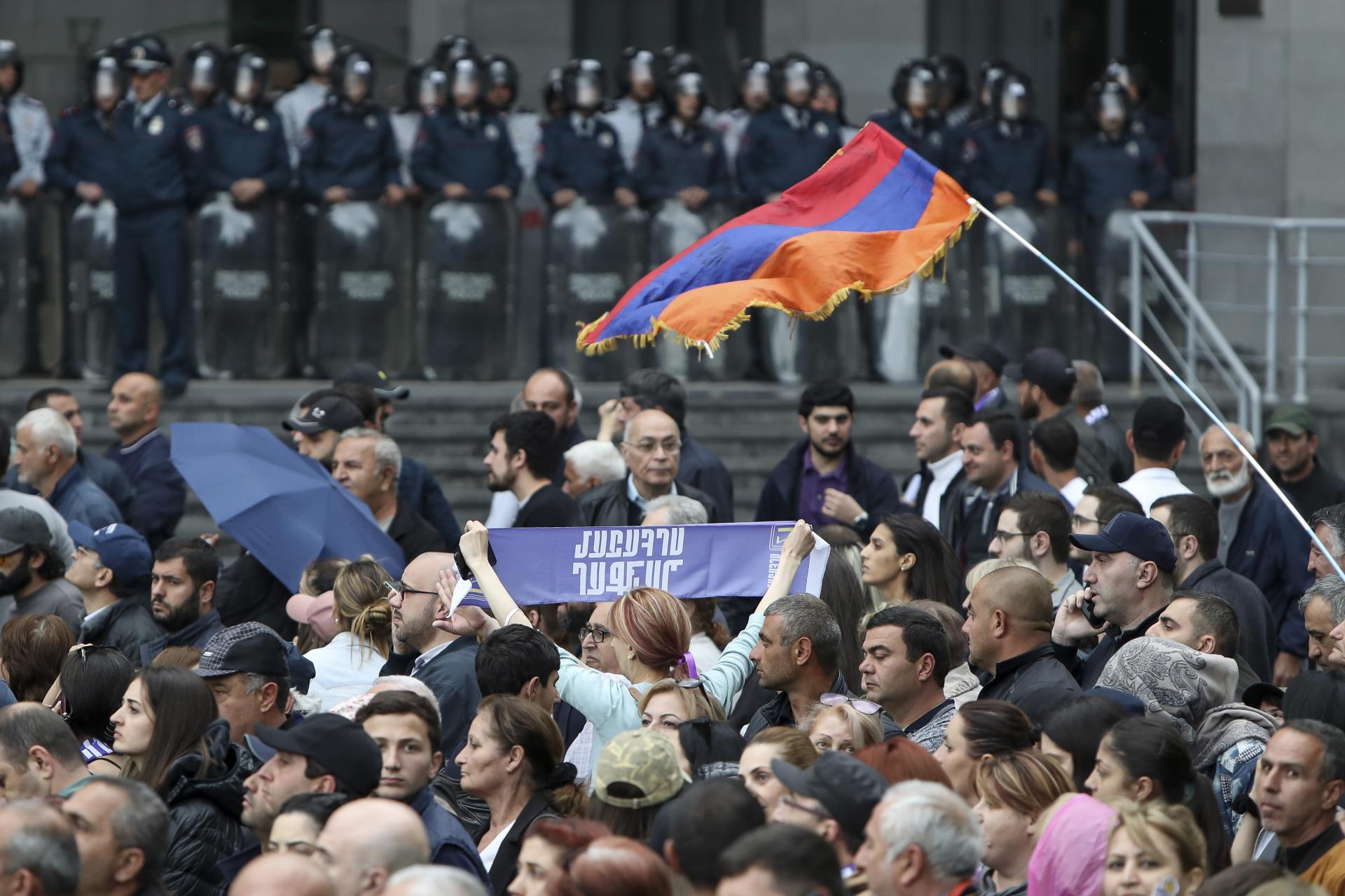 V Jerevane protestovali proti premiérovi. Kritizujú ústupky Azerbajdžanu