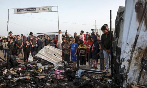 Počet obetí izraelského útoku na utečenecký tábor v Rafahu stúpol na 45, stovky ľudí utrpeli zranenia