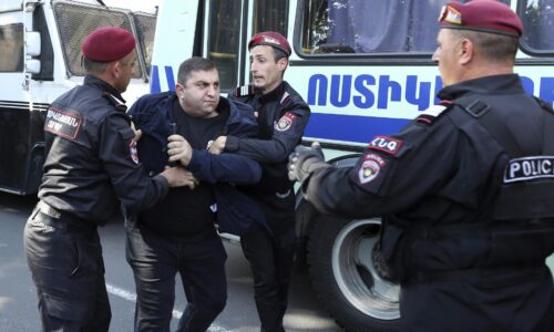 Arménská polícia zadržala na protivládnom proteste v Jerevane 26 ľudí. Chcú ústavnú žalobu voči premiérovi