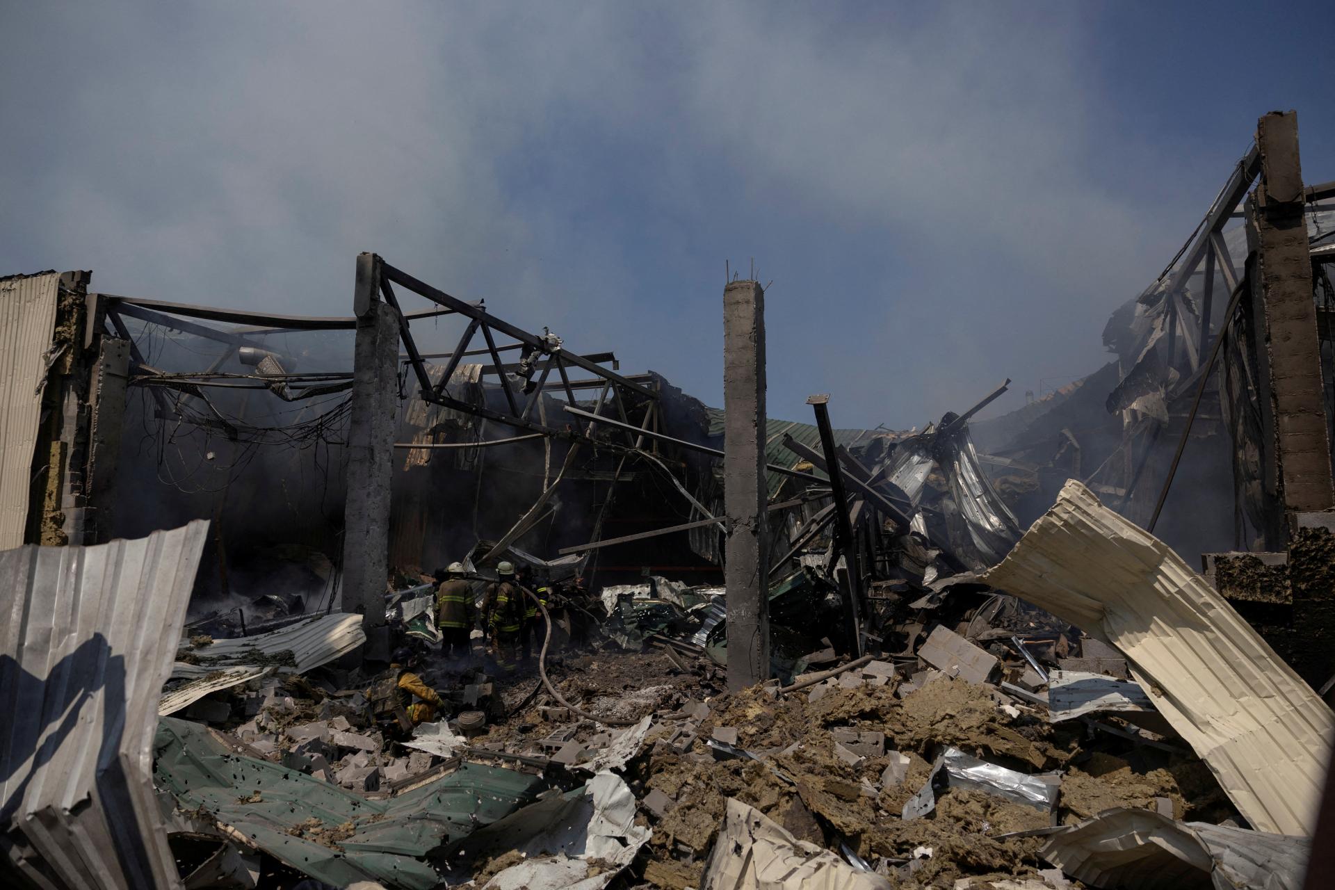 Záchranári ukončili pátracie práce v charkovskom hypermarkete, útok má 19 obetí