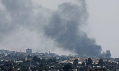 Izraelská armáda tvrdí, že samotná jej munícia nemohla spôsobiť požiar v Rafahu