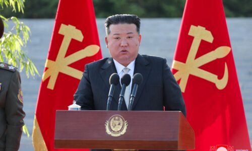 Kim chce po výbuchu severokórejskej rakety zvýšiť úsilie o vyslanie satelitu, hovorí o hysterickom šialenstve