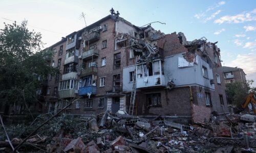 Do horiacej bytovky Rusi udreli dvakrát. Pri útokoch na Charkov zomrelo šesť ľudí, 25 bolo zranených