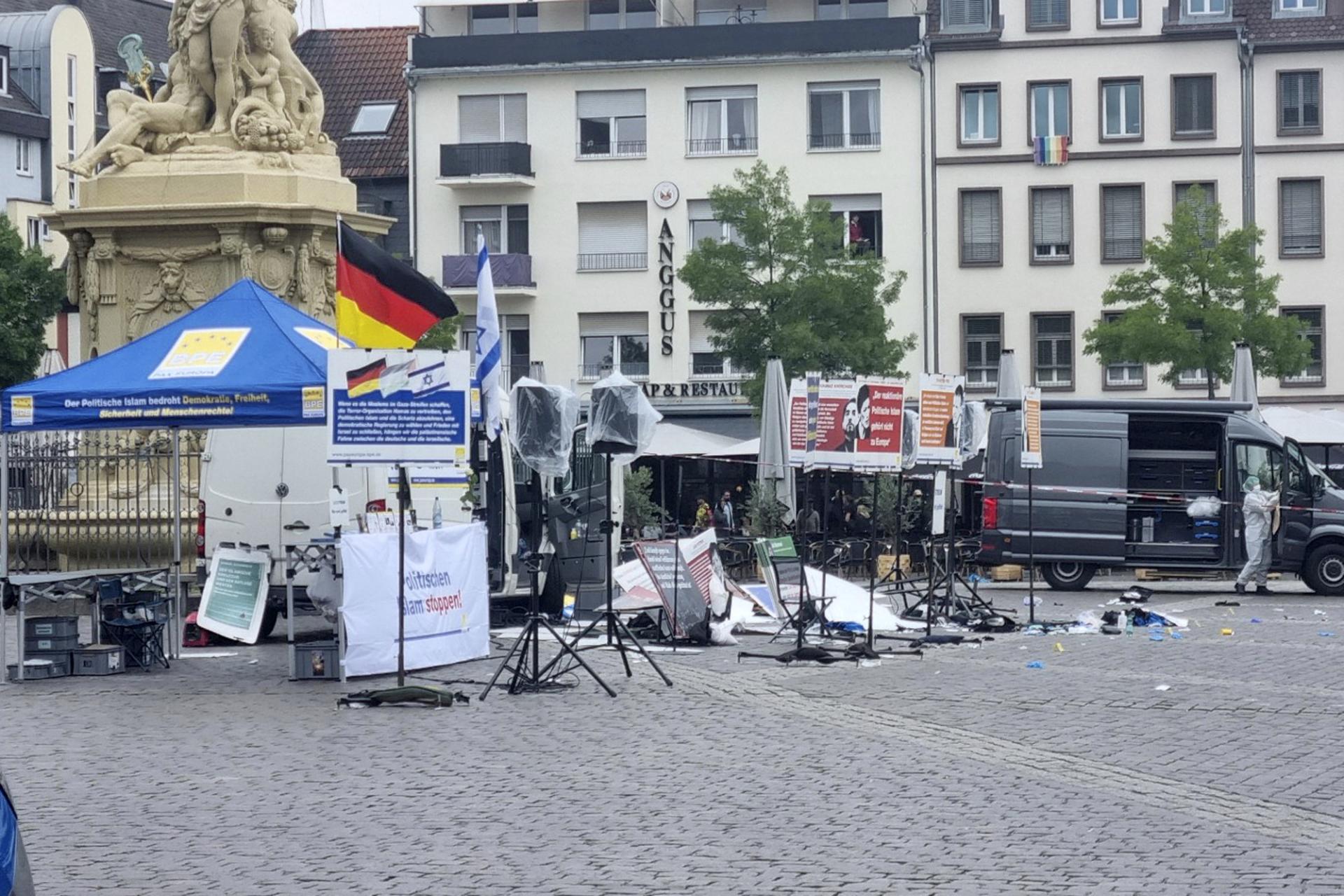 Brutálny útok nožom v nemeckom Mannheime: Viacero ľudí je zranených, policajt bojuje o život