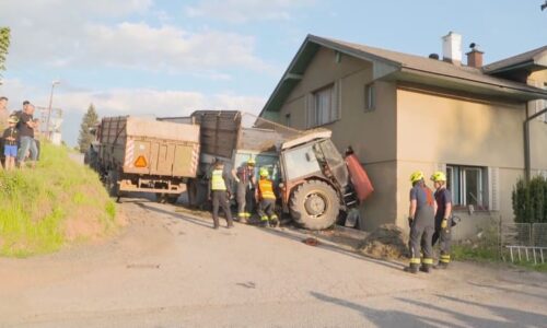 Probořená zeď a hnůj až v kuchyni. Dům na Semilsku, do něhož vletěl traktorista, zajistili