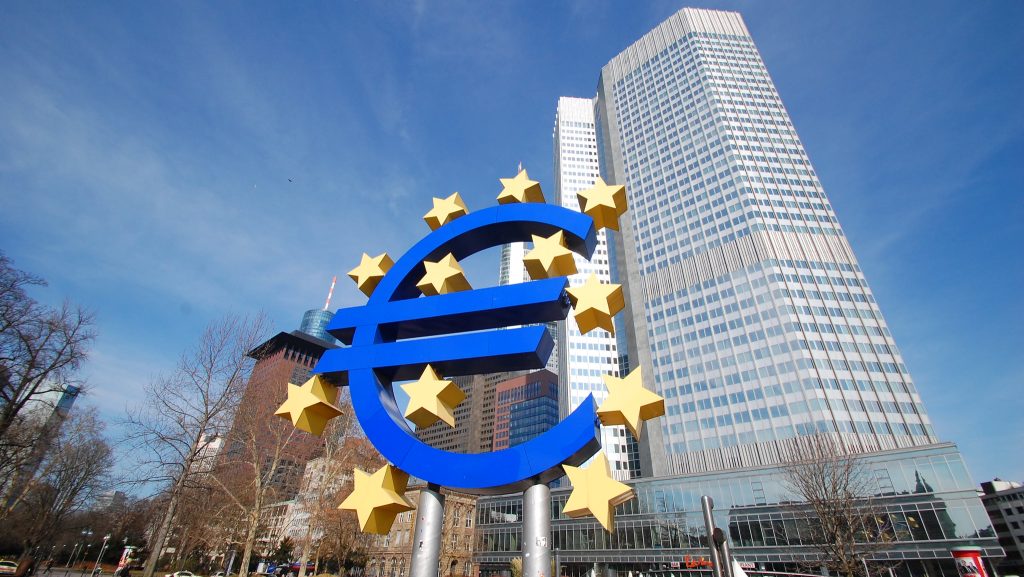 Európska centrálna banka tlačí na Reiffeisen a UniCredit, aby odišli z Ruska