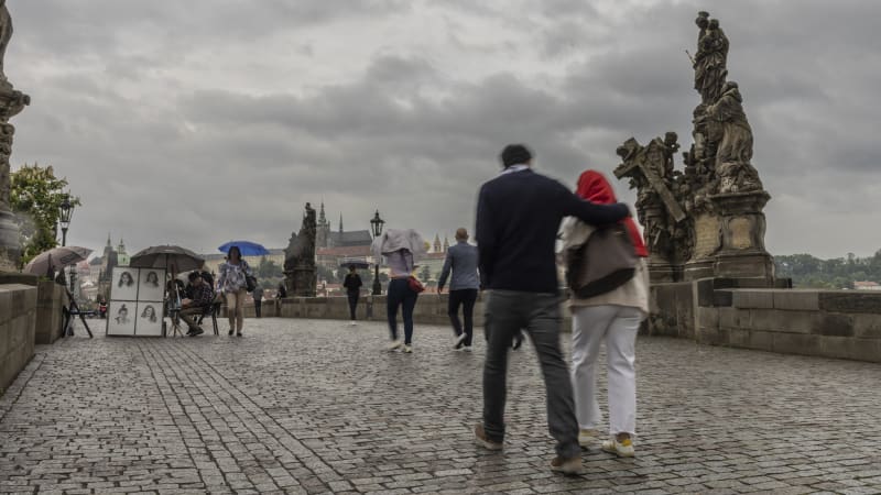 Sledujte RADAR: Slunečné počasí vystřídá zatažená obloha. Hrozí bouřky a silný vítr