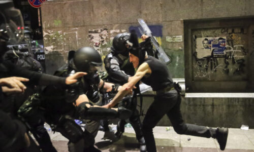 Gruzínska polícia zatkla viac ako 60 ľudí, ktorí protestovali proti zákonu o zahraničnom vplyve (foto)