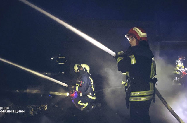 Ruský útok raketami na Odesu si vyžiadal 13 zranených, na mieste vznikol veľký požiar (video)