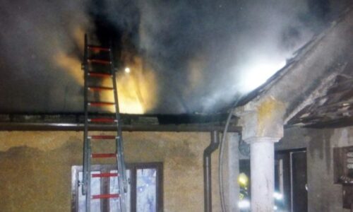 Požiar dvoch obydlí v Lipanoch sa skončil tragicky, vyžiadal si jednu obeť