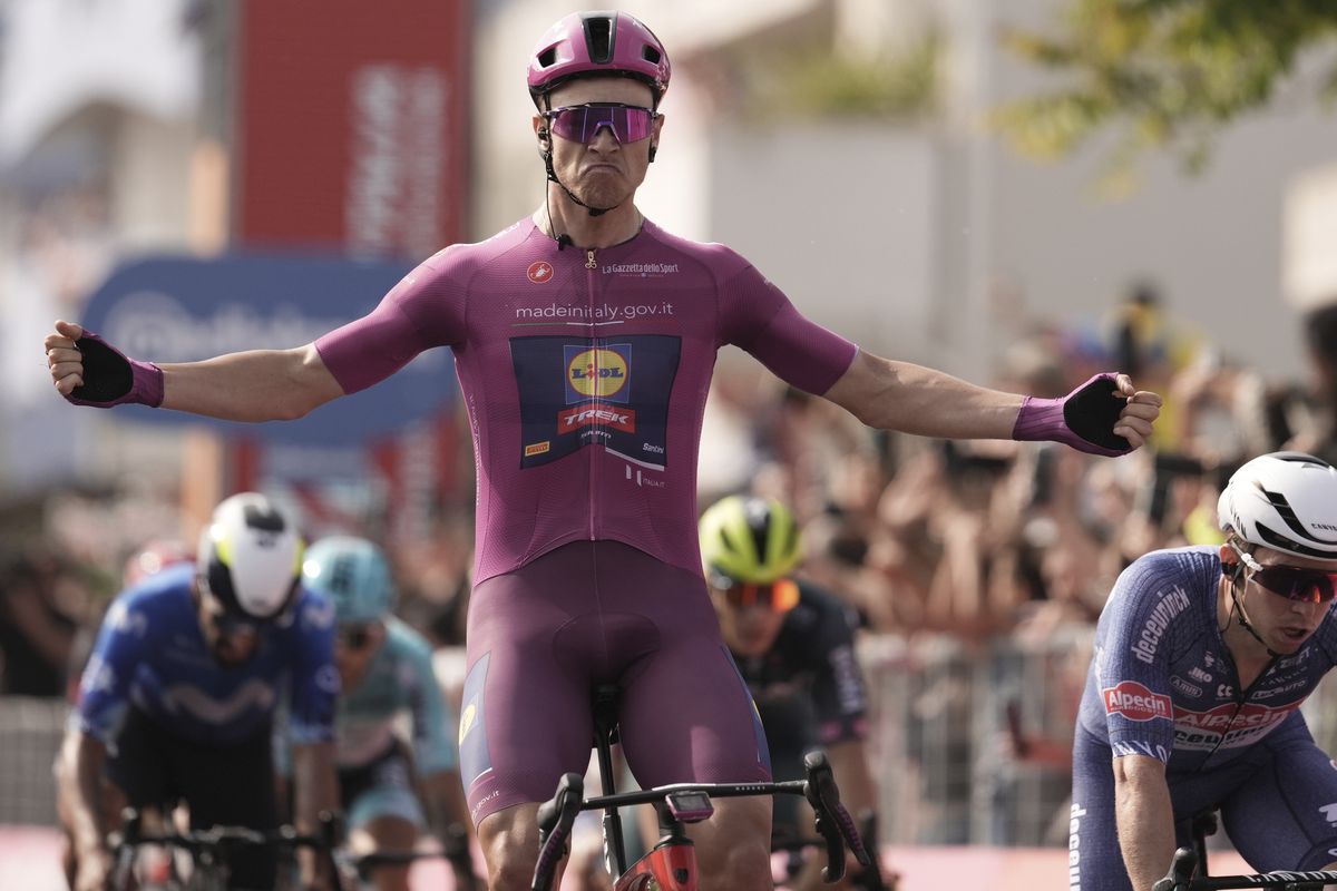 Giro d´Italia: Druhý triumf pre aktuálneho lídra bodovacej súťaže, záverečný špurt poznačil pád