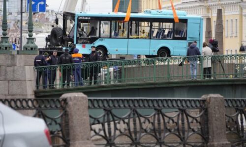 V Petrohrade sa z mosta do rieky zrútil autobus, pri nehode zomreli najmenej traja ľudia (video)