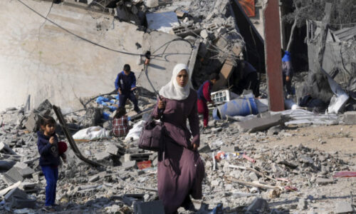 Izrael postupuje hlbšie do Rafahu a devastuje už zničený sever územia, kde sa preskupili niektorí militanti z Hamasu