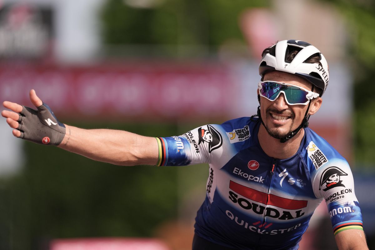VIDEO Giro d’Italia: Po takmer roku sa konečne dočkal. Julian Alaphilippe úspešne zvládol sólový únik