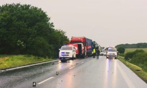 Kamión sa zrazil s nákladným vozidlom pri Lučenci, privolaný bol aj záchranársky vrtuľník (foto)