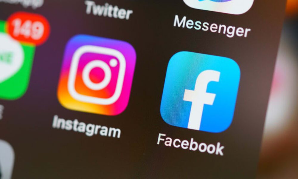 Facebook a Instagram nefunguje, hlásí problém tisíce uživatelů. Nevidí příspěvky a fotky