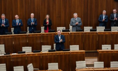 Slovenská sněmovna jednohlasně odsoudila atentát na Fica. Nešiřte nenávist, vyzvali poslanci