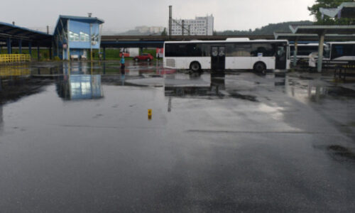 Autobus vliekol zakliesnenú dôchodkyňu približne dvesto metrov, utrpela vážne zranenia (foto)