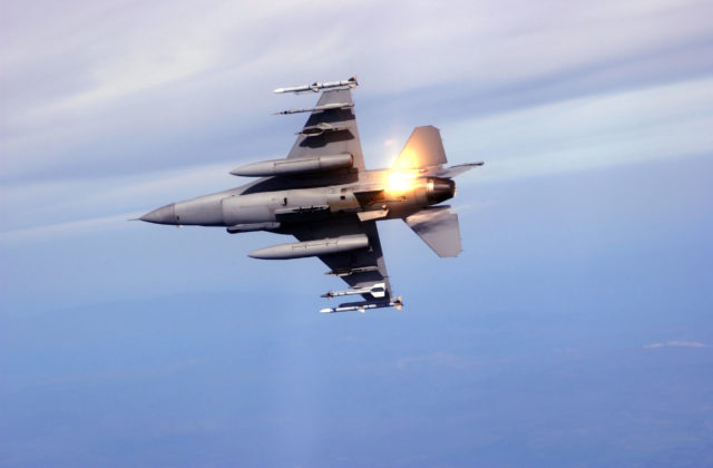 Ukrajina bude môcť útočiť na vojenské ciele v Rusku stíhačkami F-16 dodanými Dánskom
