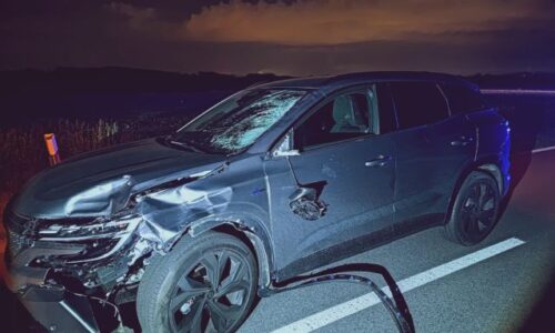 Vodička pri predbiehaní vozidla narazila do chodca na ľavej krajnici, utrpel zranenia nezlučiteľné so životom (foto)