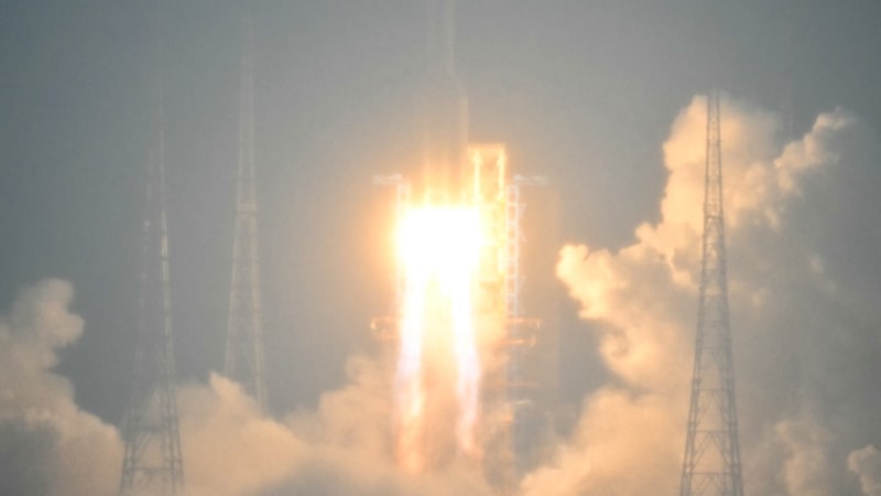 Unikátní mise. Čína vypustila sondu, jako první má odebrat vzorky z odvrácené strany Měsíce