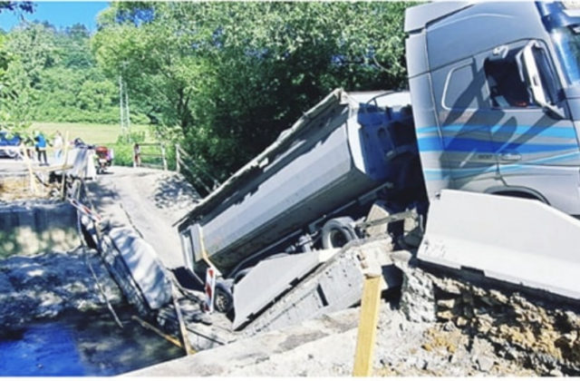 Vo Zvolenskom okrese sa prepadol most. Vodič kamióna nedodržal obmedzenia (foto)