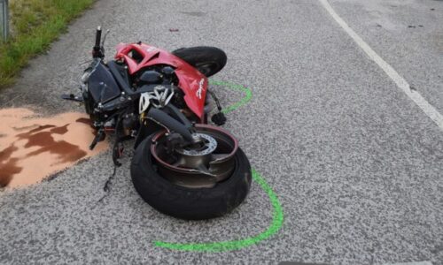 Pri Brezolupoch sa zrazil autobus s motorkárom. Napriek zásahu všetkých záchranných zložiek motocyklista zrážku neprežil (foto)