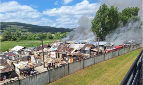 Jednoduché obydlia v Stropkove zachvátil požiar, na mieste zasahujú dve desiatky hasičov