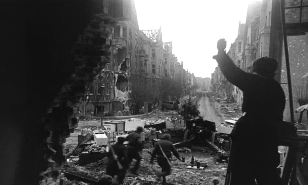 OBRAZEM: Sovětský kolos rozdrtil srdce Třetí říše. Berlín bránila i Hitlerova mládež, marně