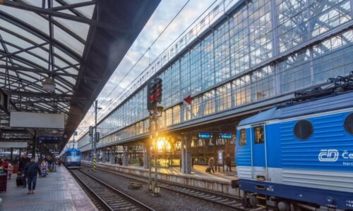 Nehoda na pražském hlavním nádraží. Osobní vlak se střetl s lokomotivou, zranili se tři lidé