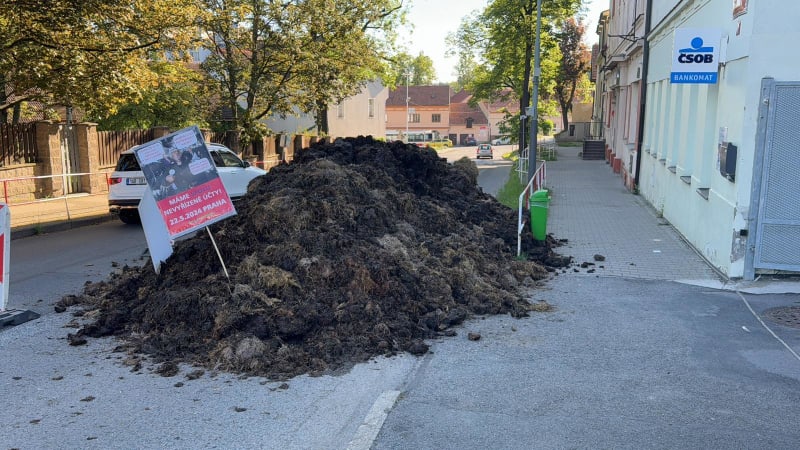 Hromada hnoje před Novotného úřadem v Řeporyjích. Máme nevyřízené účty, vzkazují aktivisté