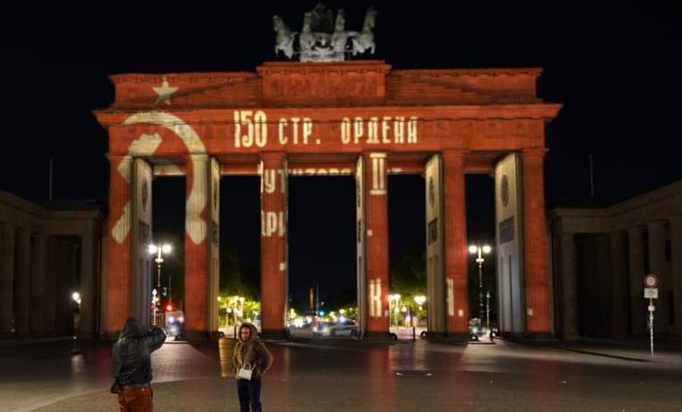 Brandenburgská brána v Berlíne sa rozžiarila grafikou víťaznej Červenej armády