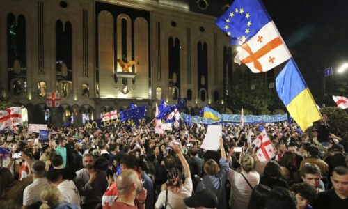 EÚ odsudzuje násilie na protestoch v Gruzínsku. Ostaňte na ceste do Európy, vyzýva von der Leyen
