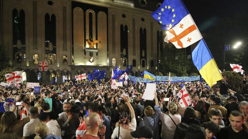 EÚ odsudzuje násilie na protestoch v Gruzínsku. Ostaňte na ceste do Európy, vyzýva von der Leyen