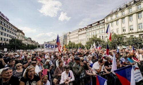 Nech žije Fico, nech žije Fico! Skandoval masívny dav na pražskej demonštrácii