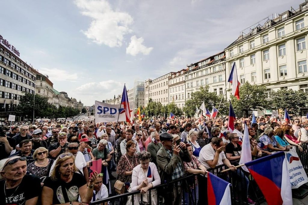 Nech žije Fico, nech žije Fico! Skandoval masívny dav na pražskej demonštrácii