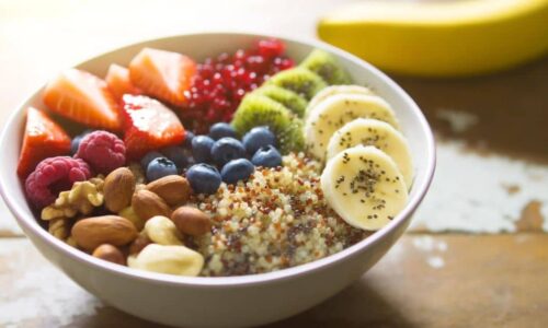 Raňajková miska s quinoou, ovocím a orechmi