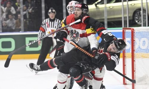 Divočina na hokejovém šampionátu: Rakušané smazali s Kanadou pětigólové manko, získali bod